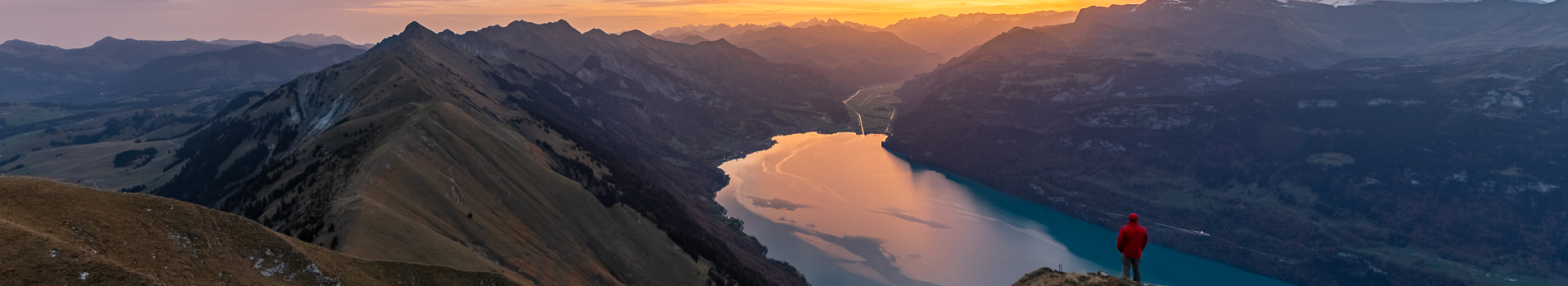 Sonnenaufgang mit Blick auf Fotograf auf Felsen