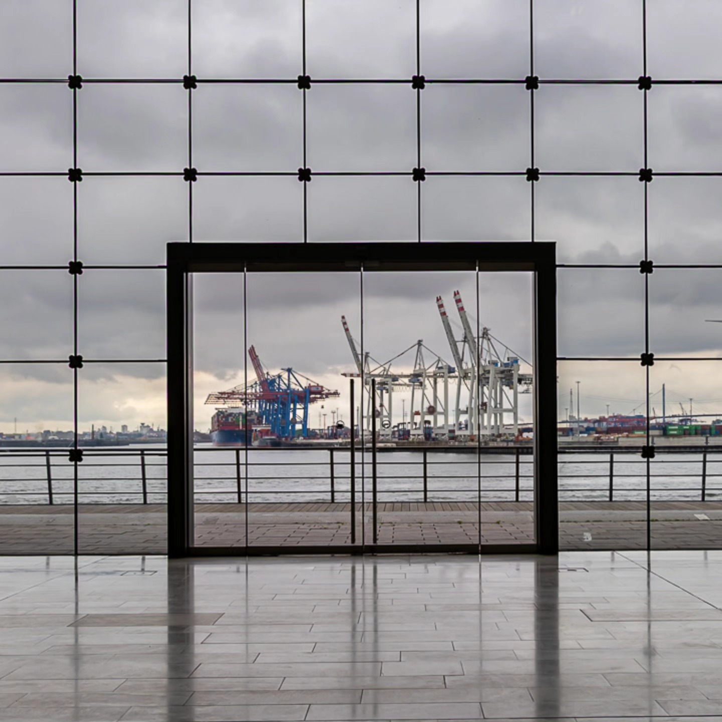 Blick aus dem Empfangsraum zu einem Containerterminal in Hamburg