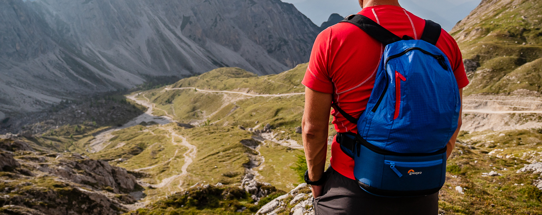 Ich mit dem Lowepro Passport Duo unterwegs in den Bergen.