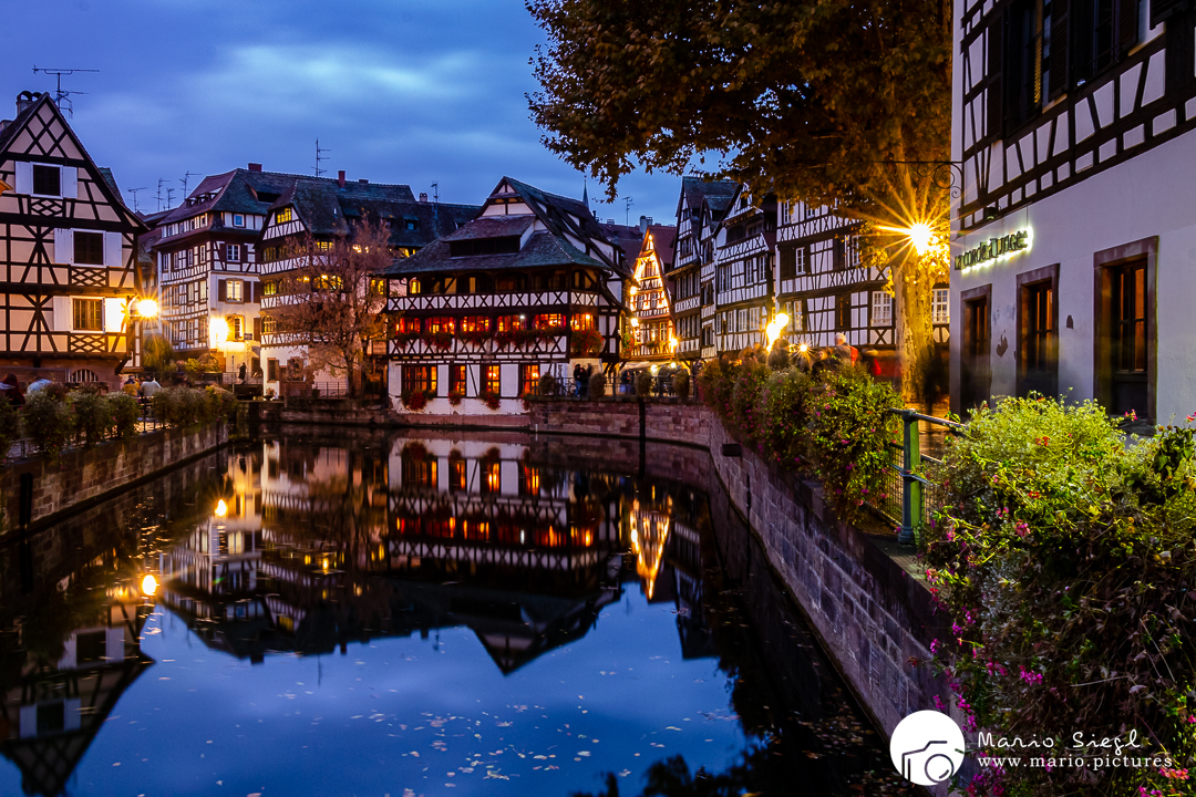 Nachts in Straßburg mit Blick auf das House of Tanners Restaurant